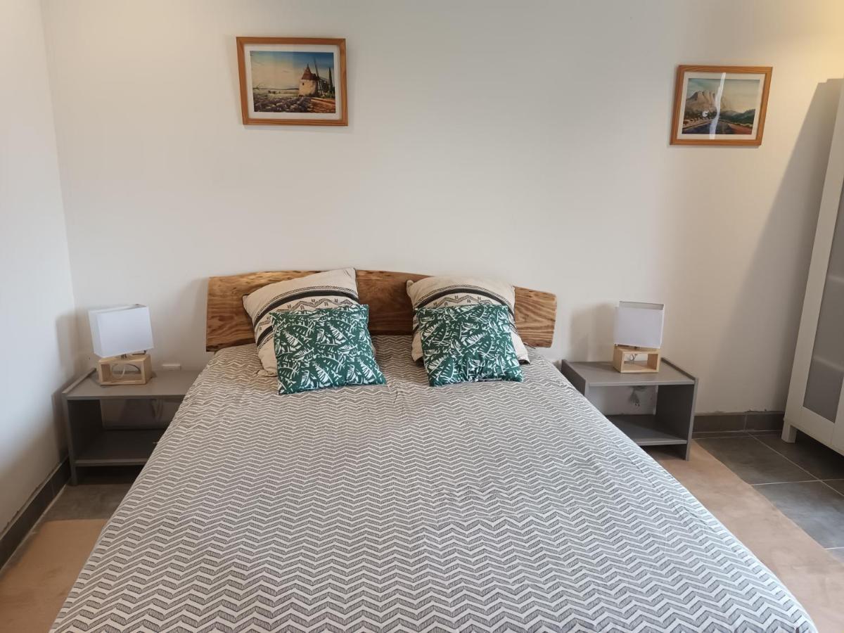 Gîte ou chambre d'hôte dans la campagne de Rognes Extérieur photo