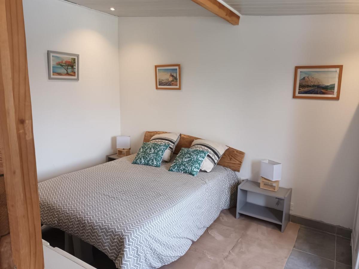 Gîte ou chambre d'hôte dans la campagne de Rognes Extérieur photo