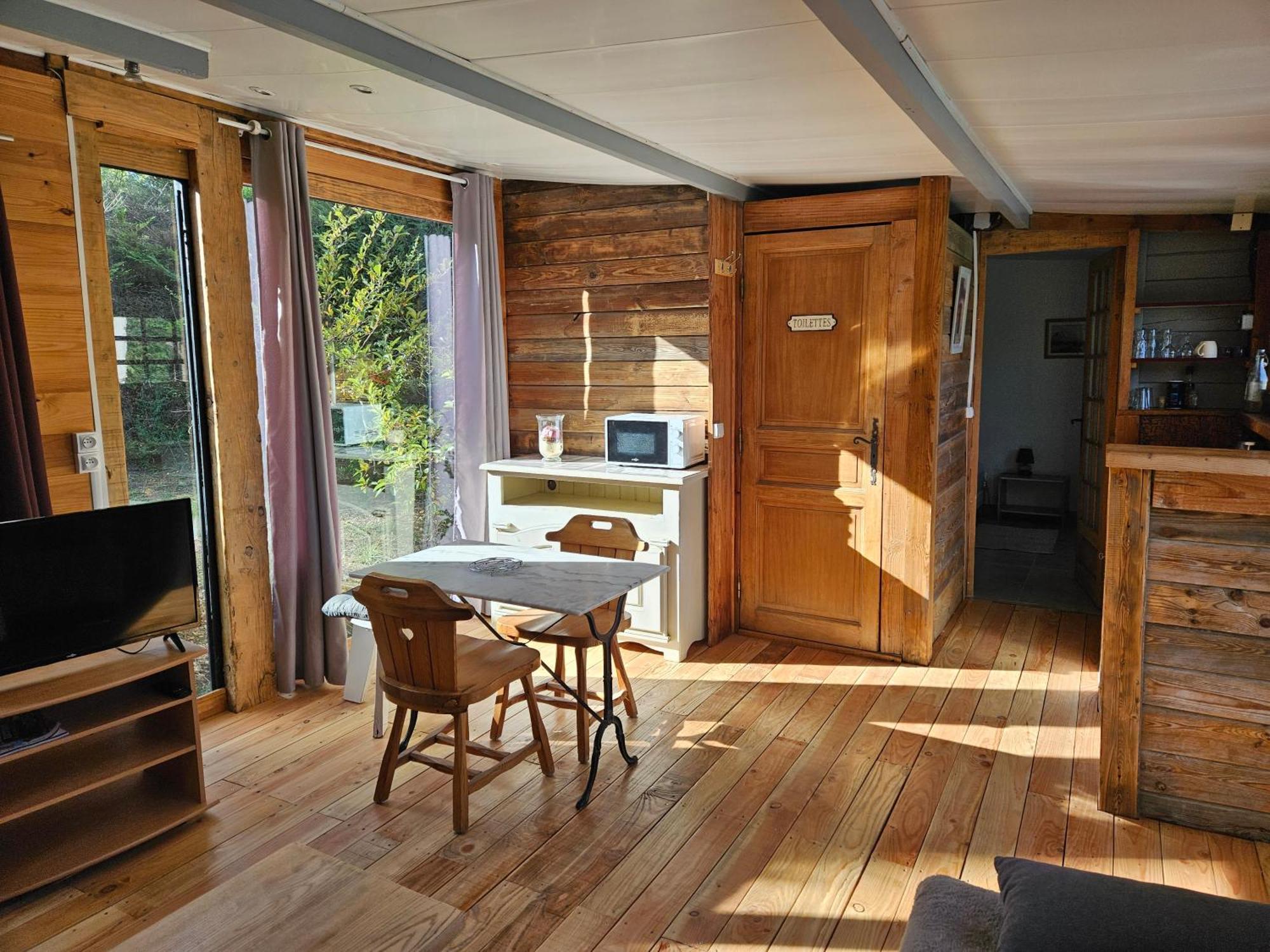 Gîte ou chambre d'hôte dans la campagne de Rognes Extérieur photo